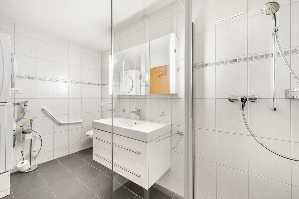 Modernes Badezimmer mit Glasdusche