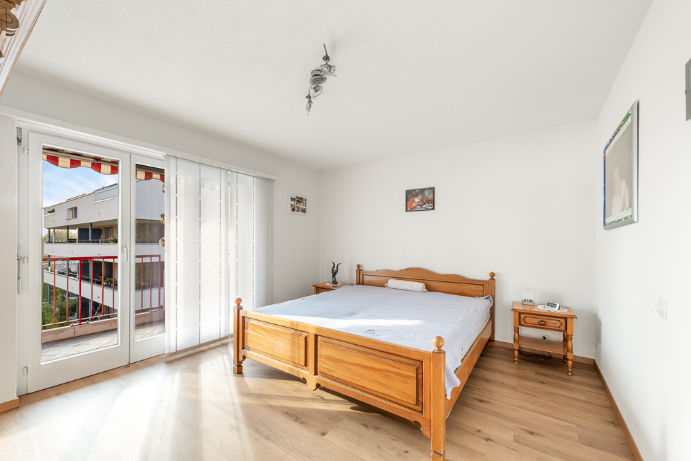 Helles Schlafzimmer mit Balkonzugang
