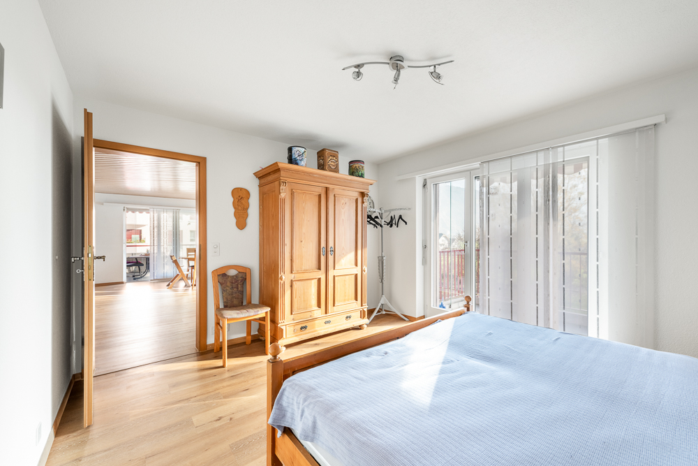 Helles Schlafzimmer mit Holzmöbeln