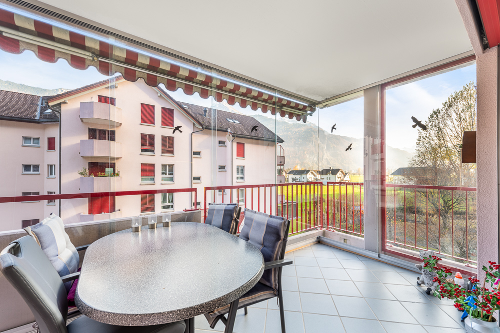 Überdachter Balkon mit Sitzgruppe und Ausblick
