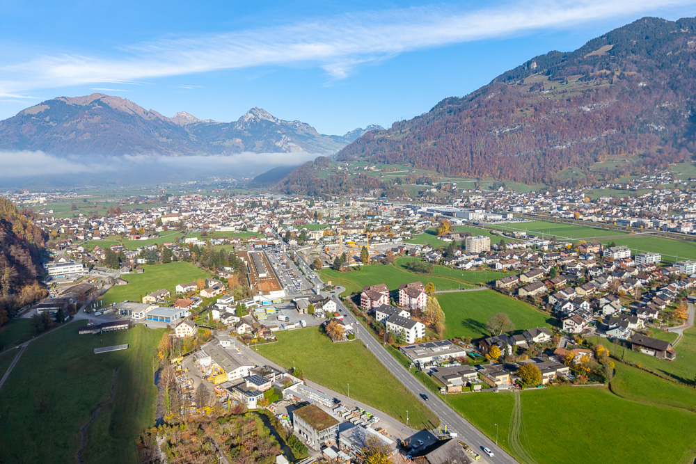 Luftaufnahme einer Bergstadt im Tal