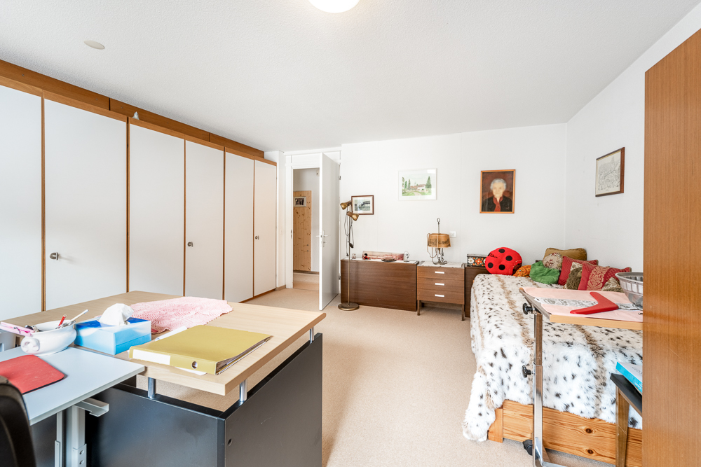 Helles Schlafzimmer mit Einbauschränken und Einzelbett