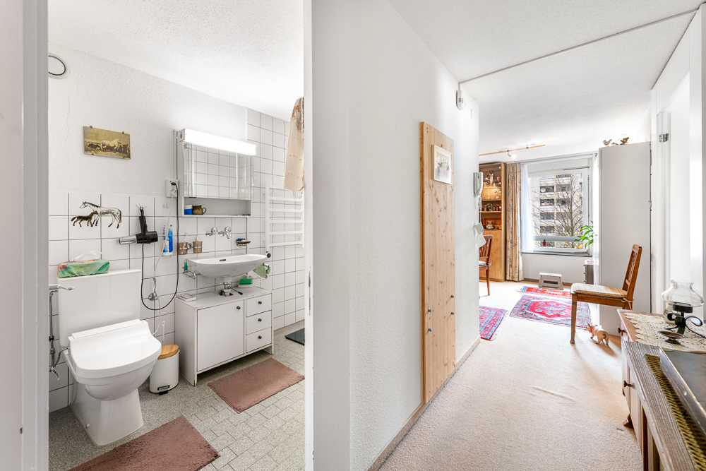 Flur mit Blick ins Badezimmer und Zimmer