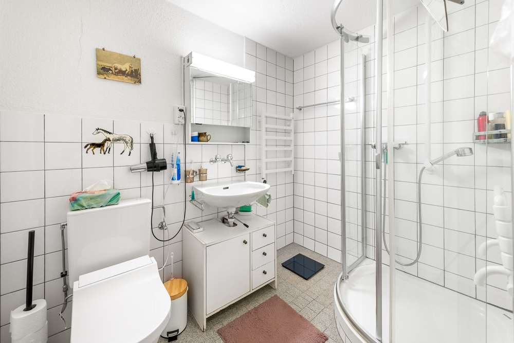 Kleines Badezimmer mit Dusche und WC