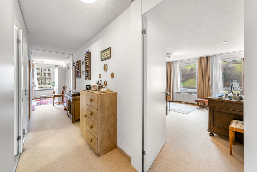 Heller Flur mit Blick in zwei angrenzende Zimmer