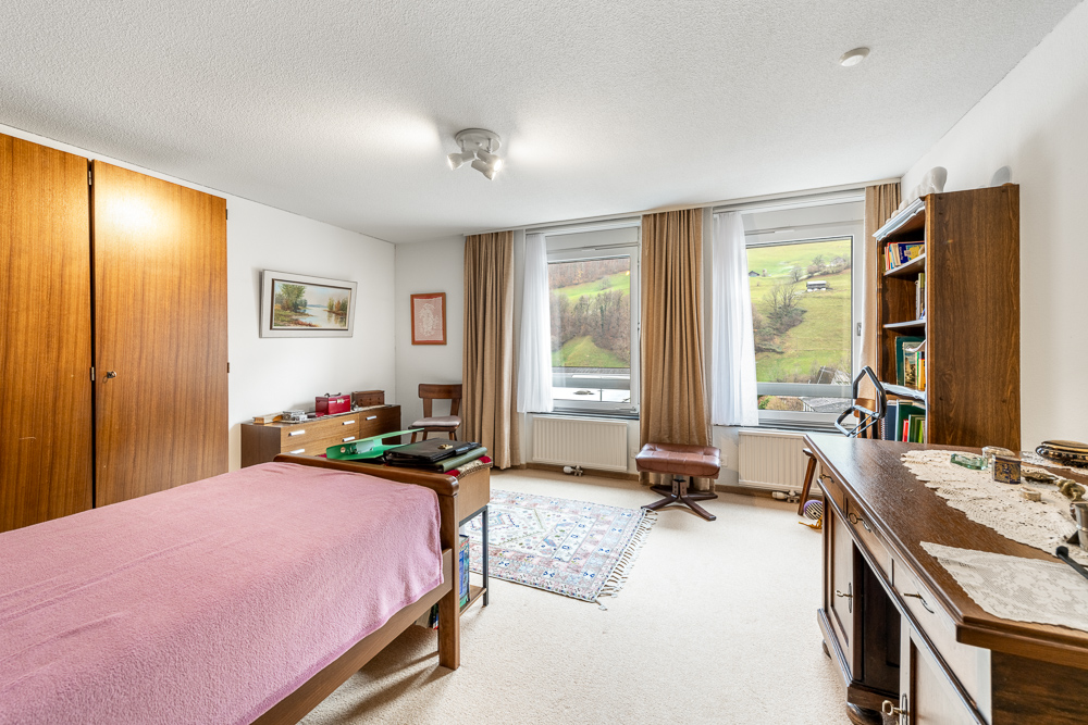 Helles Schlafzimmer mit Blick ins Grüne