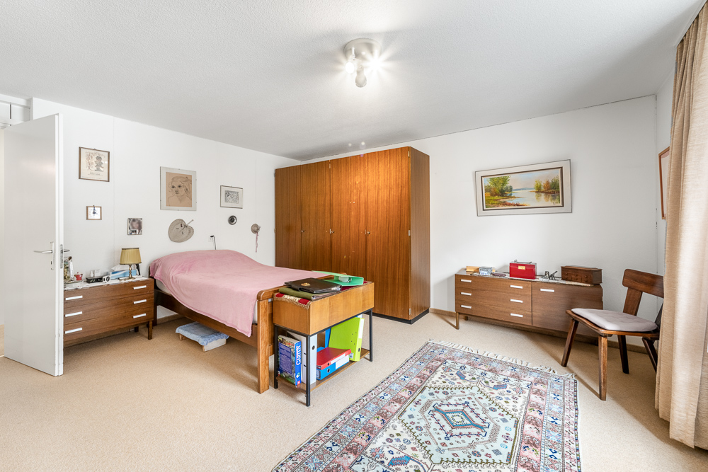 Schlafzimmer mit klassischer Möblierung