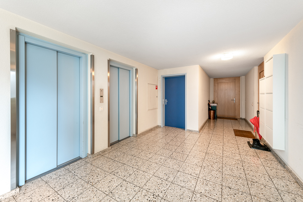 Heller Hausflur mit Aufzügen