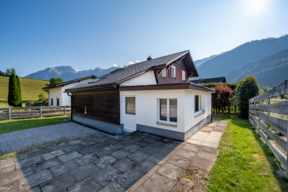 Alpenhaus mit Garten und Bergblick