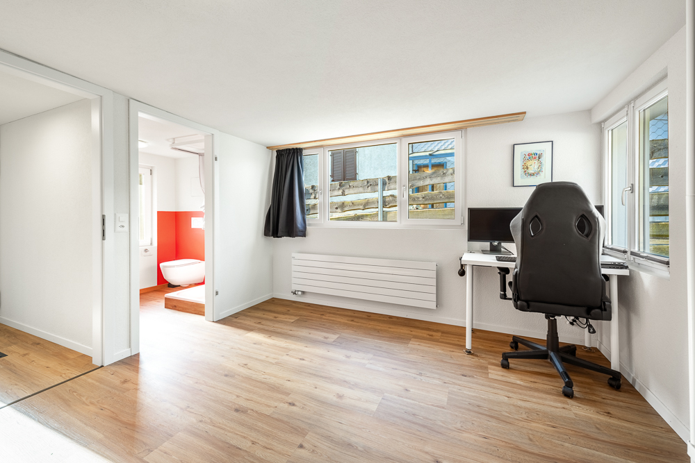 Helles Arbeitszimmer mit Blick ins Bad