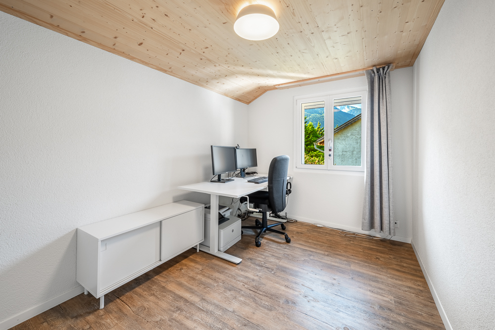 Helles Arbeitszimmer im Dachgeschoss