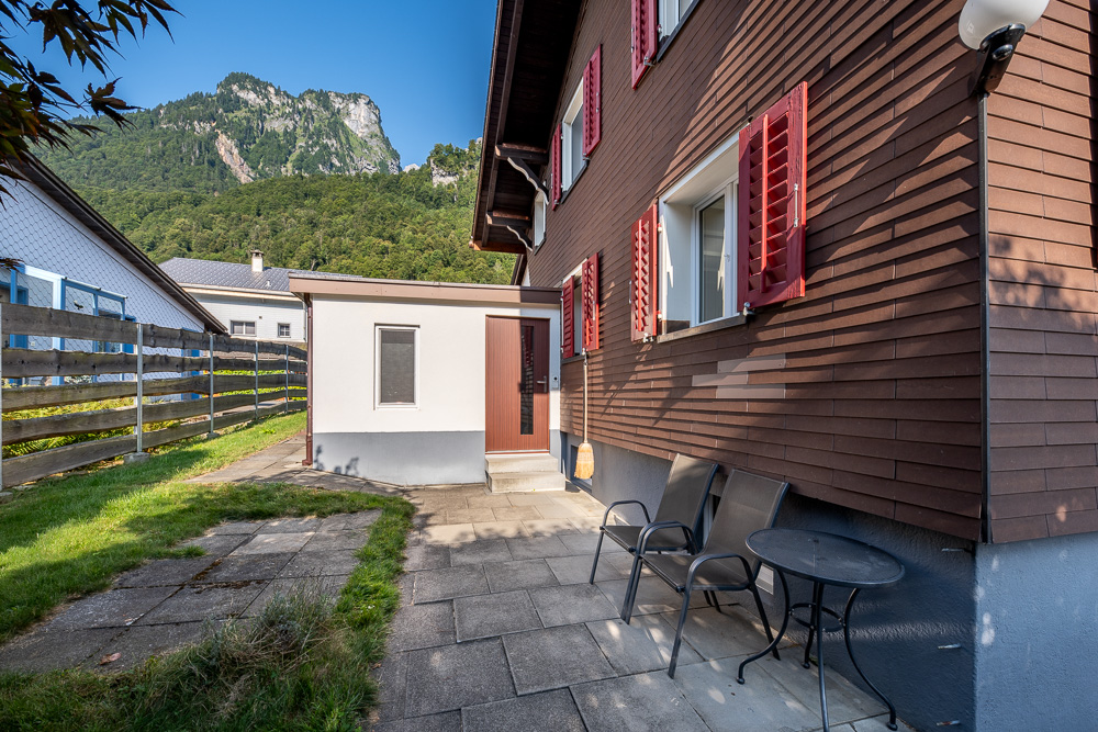 Außenbereich mit Hausfassade und Bergblick