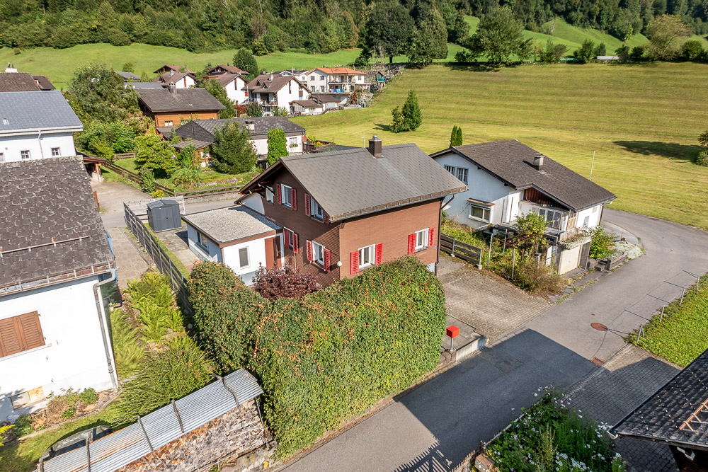 Ländliches Wohnhaus mit Gärten und Nachbarhäusern