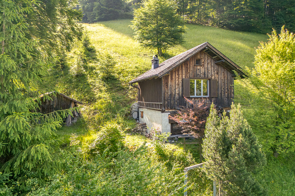 Rustikales Berghaus im Grünen