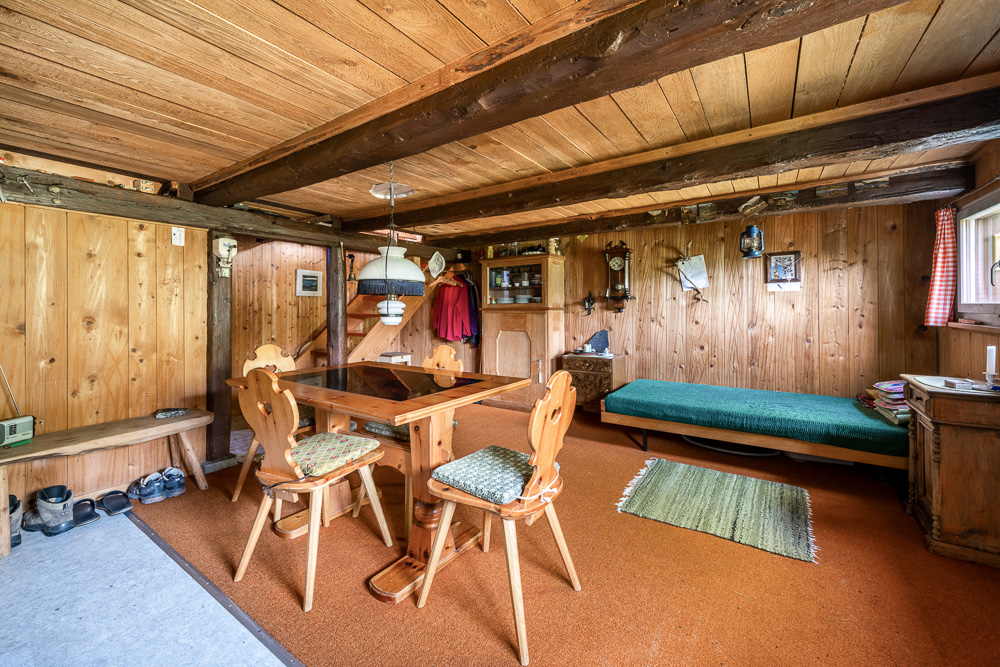 Rustikaler Holzraum mit Esstisch