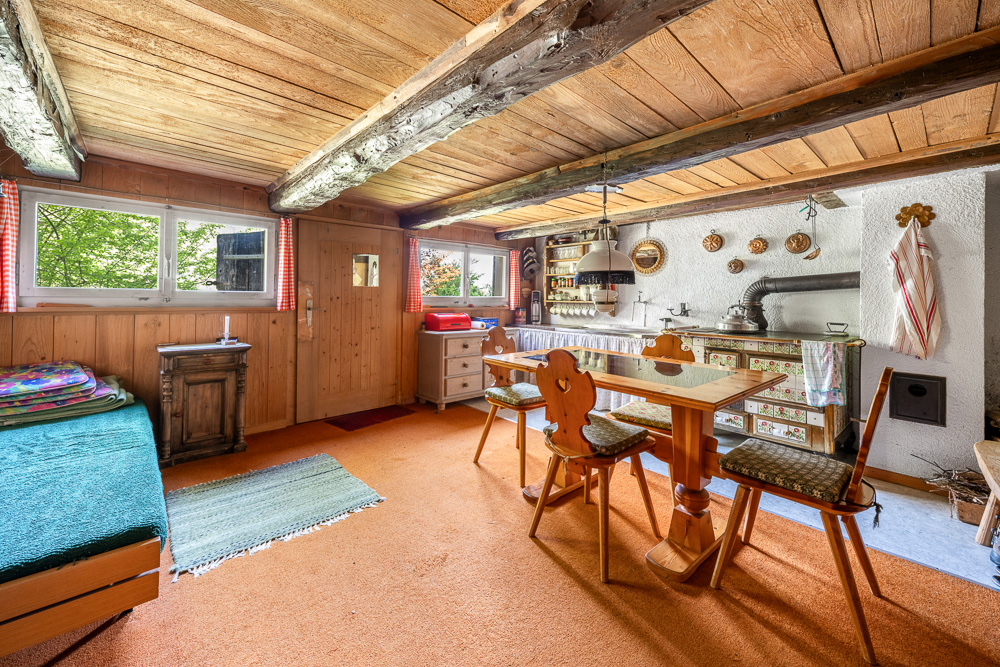 Rustikales Wohn- und Esszimmer mit Holzdecke