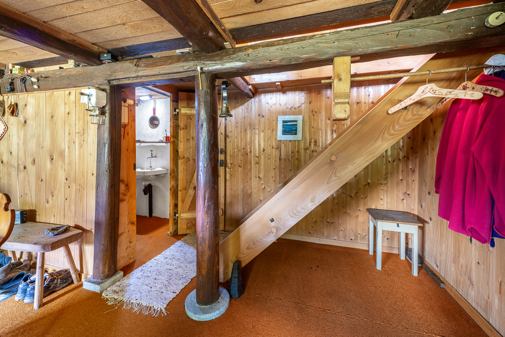 Rustikale Holz-Innenansicht mit Treppe und offener Ecke