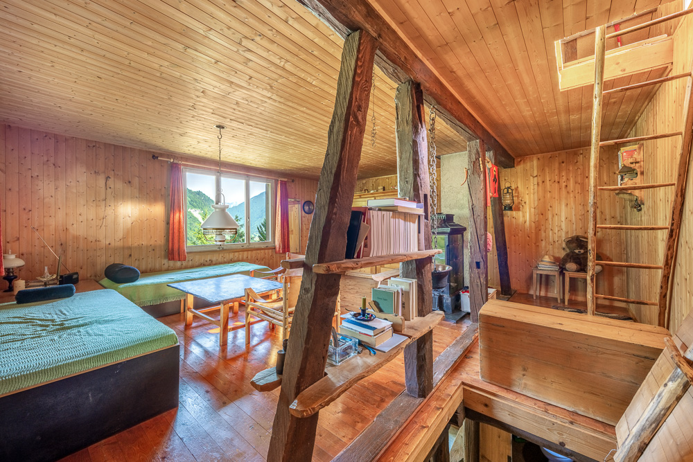Holzverkleidetes Loft-Schlafzimmer mit Galerie