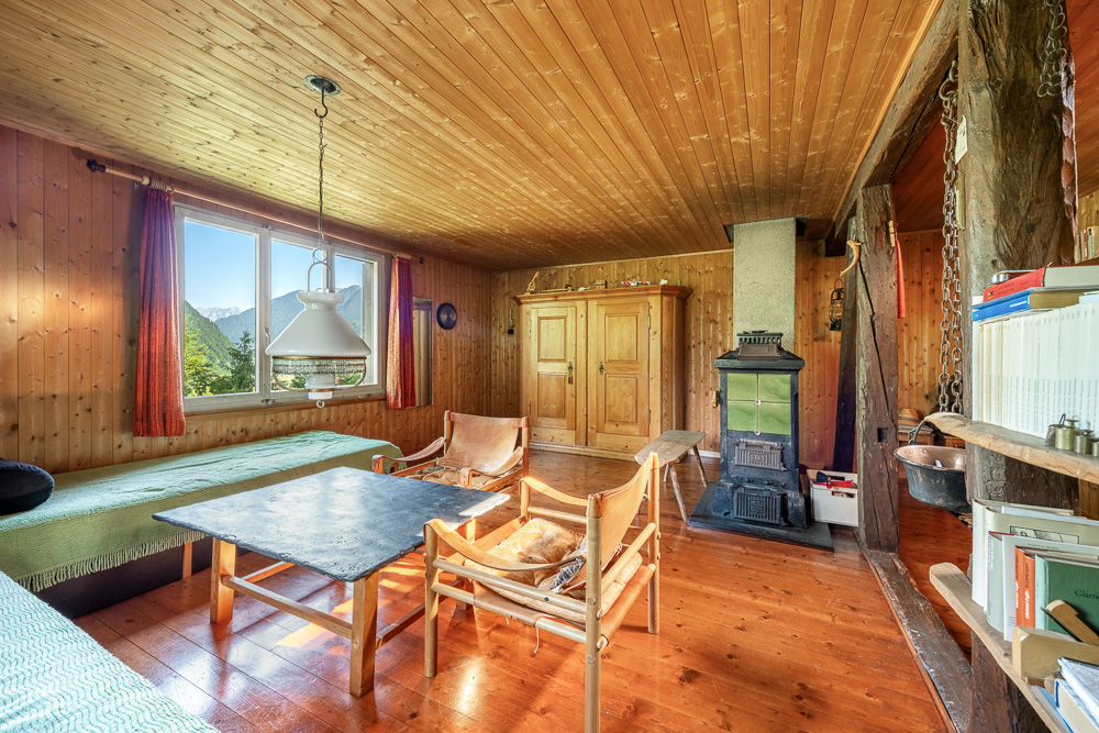 Gemütliches Holzrauminterieur mit Bergblick