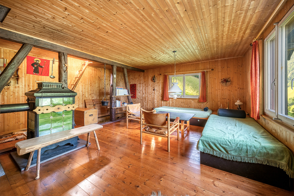 Rustikales Holzwohnzimmer mit Ofen