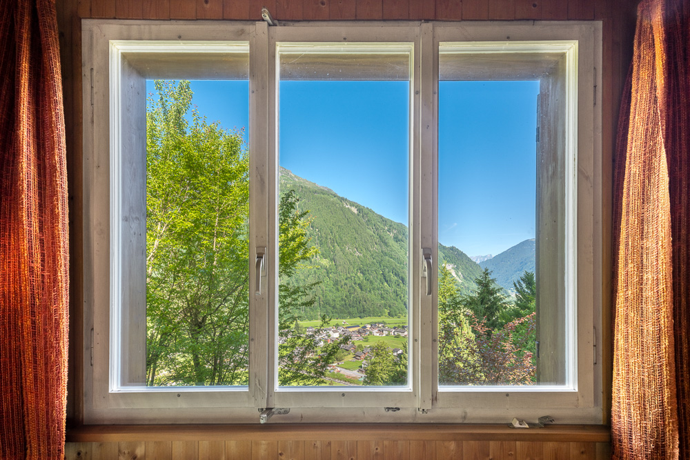 Blick aus einem Fenster mit Bergpanorama