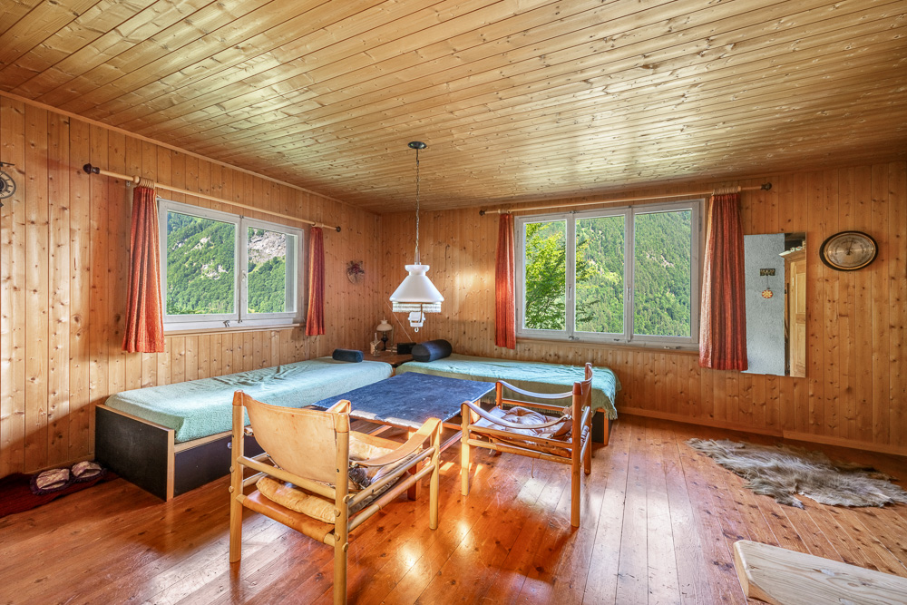 Holzvertäntes Schlafzimmer mit Bergblick