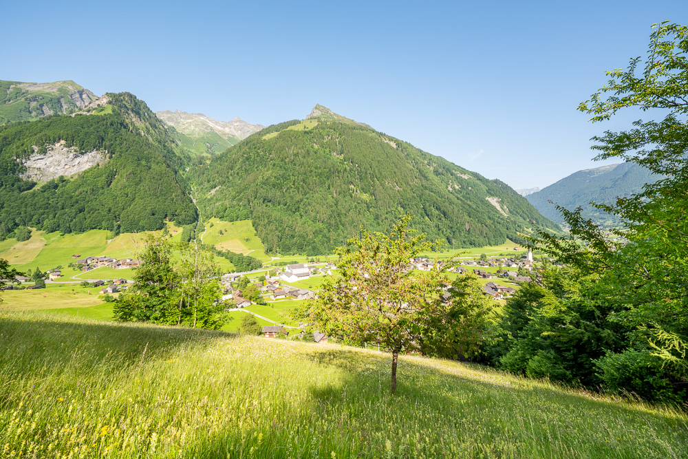 Alpine Landschaft mit Tal und Bergpanorama