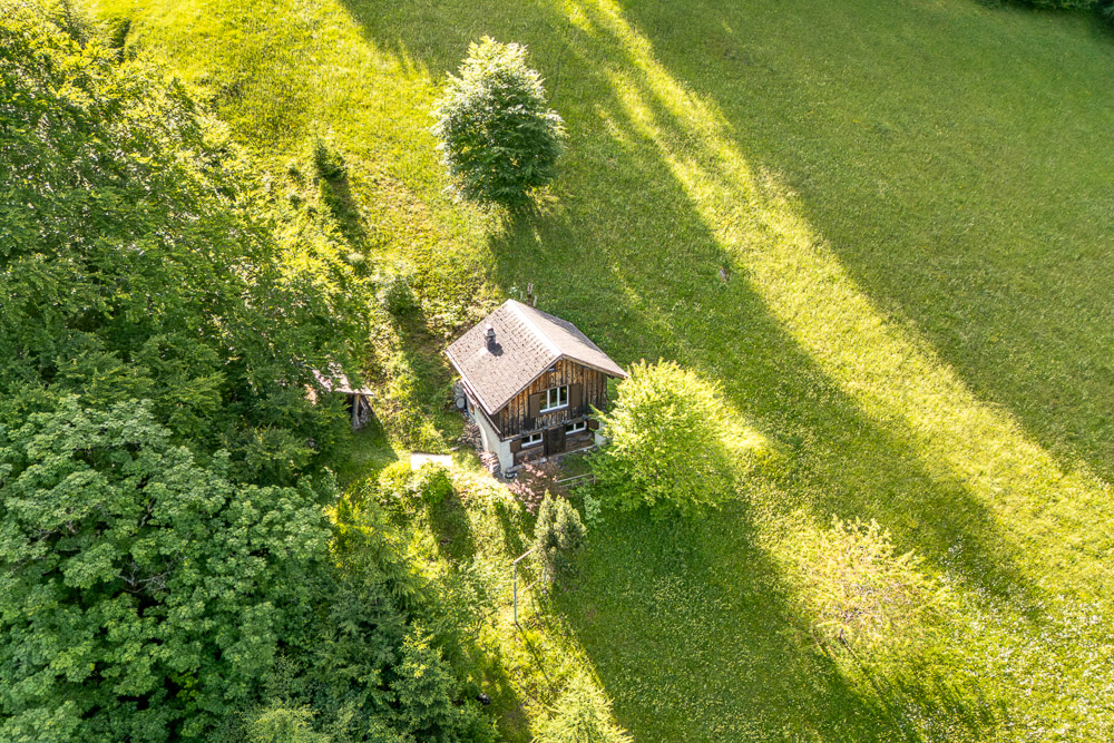 Ländliches Haus in grüner Umgebung