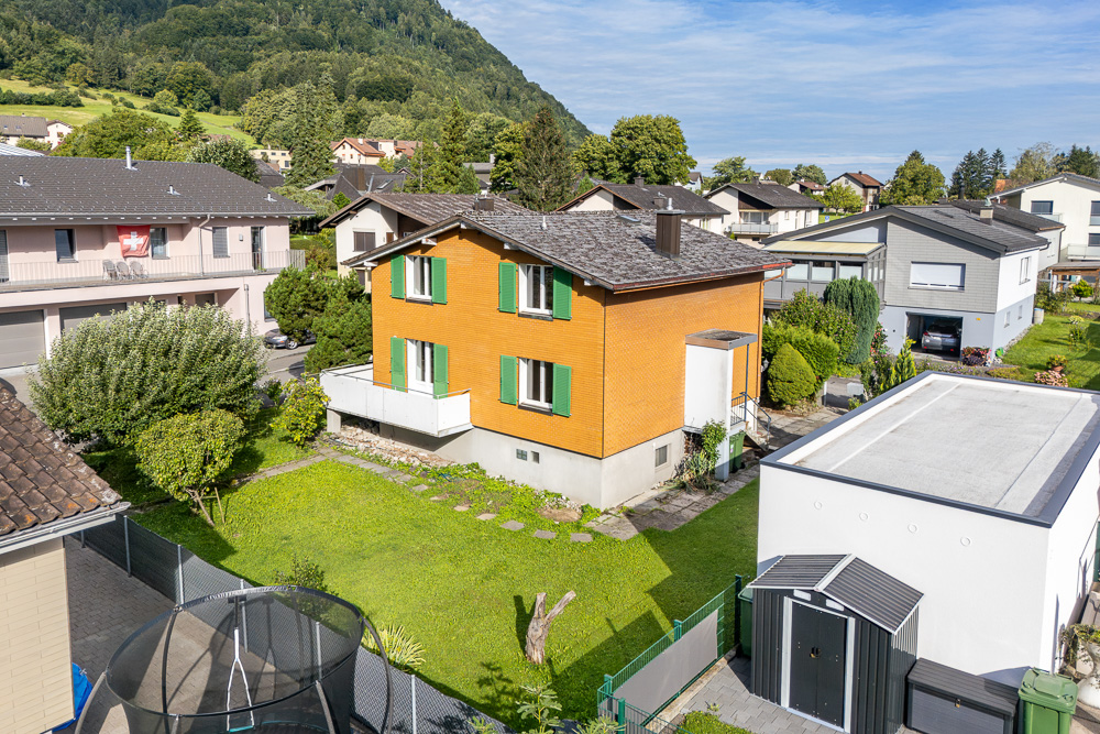 Wohnhaus mit Garten und Nachbarbebauung