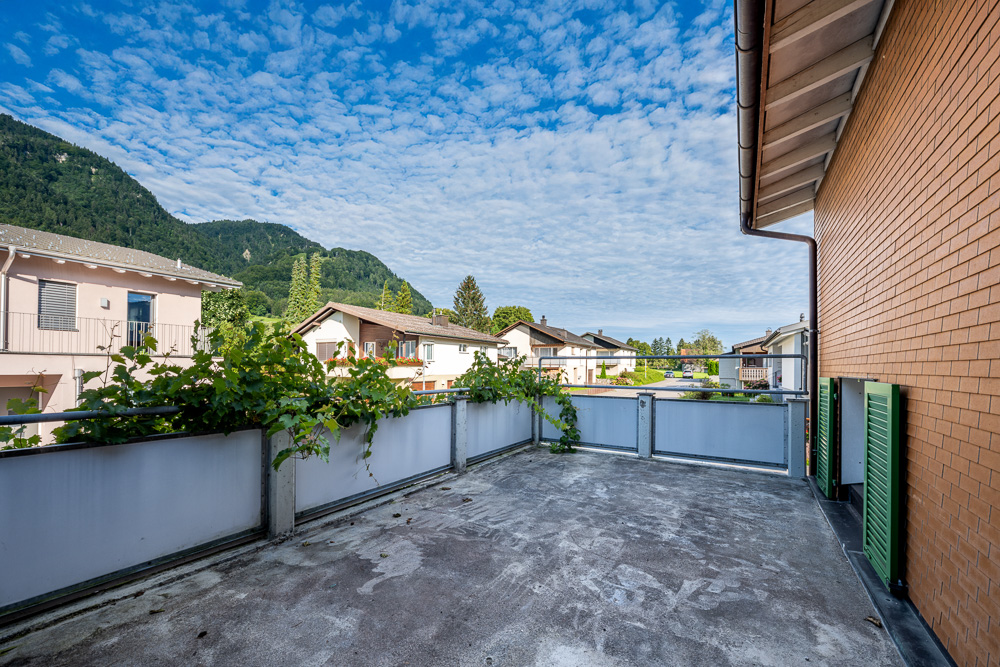Balkon mit Berg- und Wohnsiedlungsblick