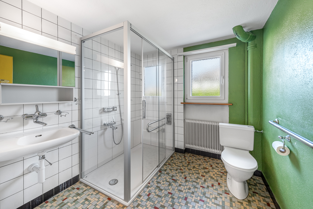 Bad mit Dusche und WC