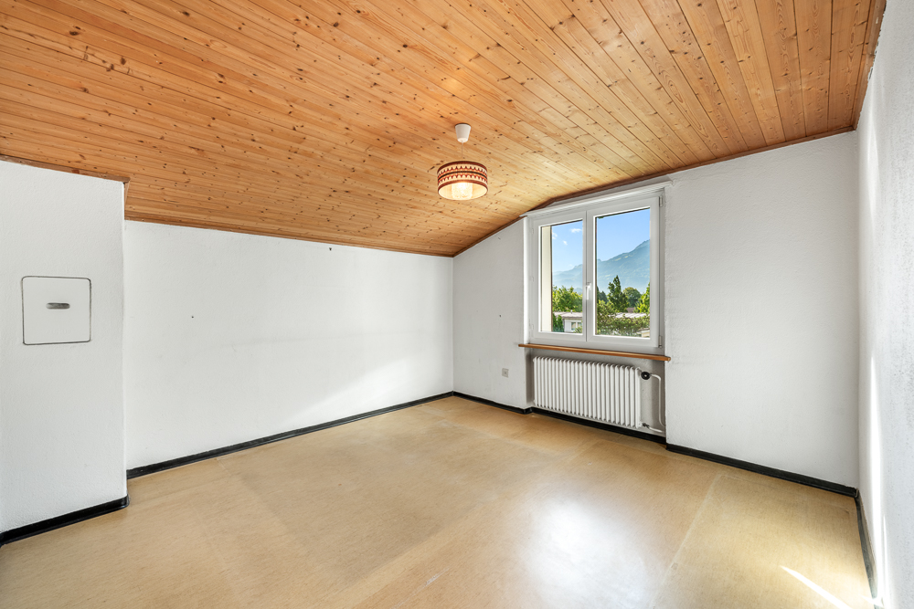 Leerer Raum mit Holzdecke und Bergblick