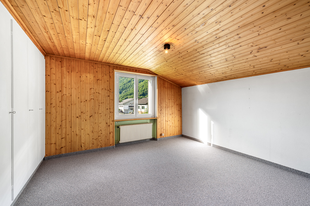 Leerer Dachraum mit Holzverkleidung
