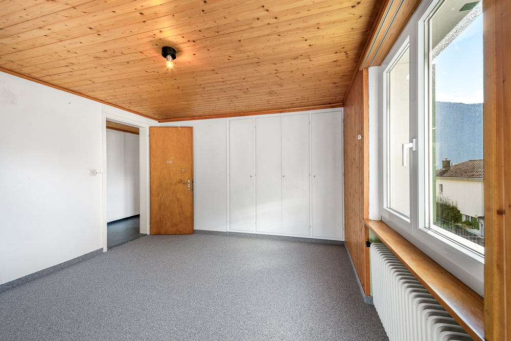 Helles Zimmer mit Holzdecke und Einbauschränken