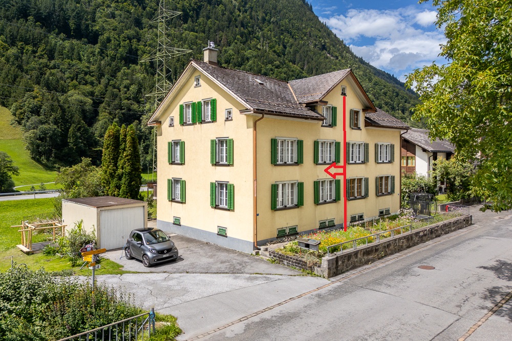 Mehrfamilienhaus in alpiner Lage mit Garten und Nebenbau