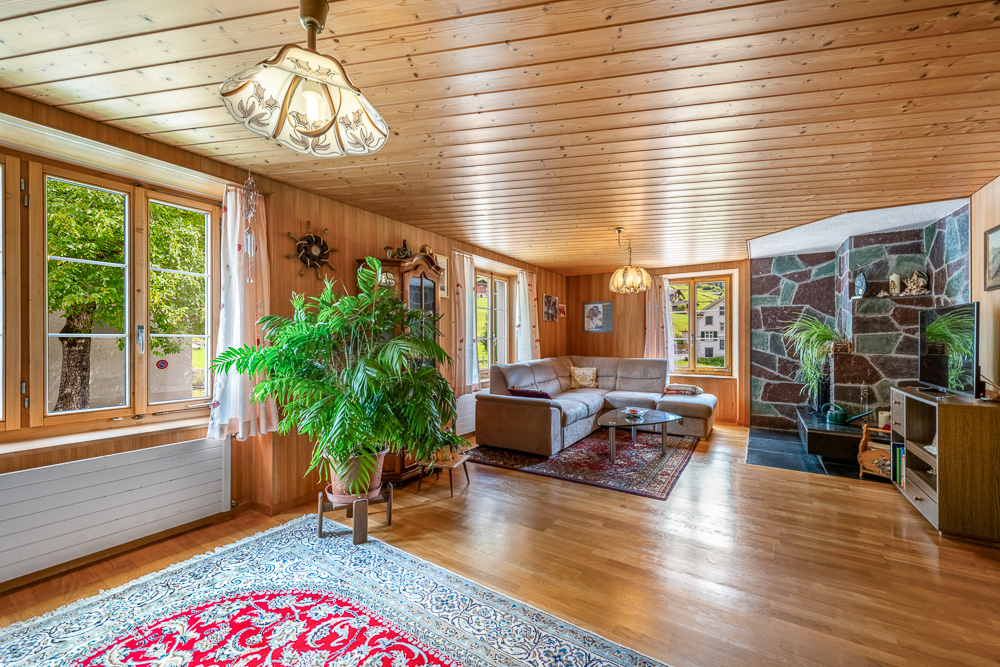 Gemütliches Wohnzimmer mit viel Holz und Ecksofa