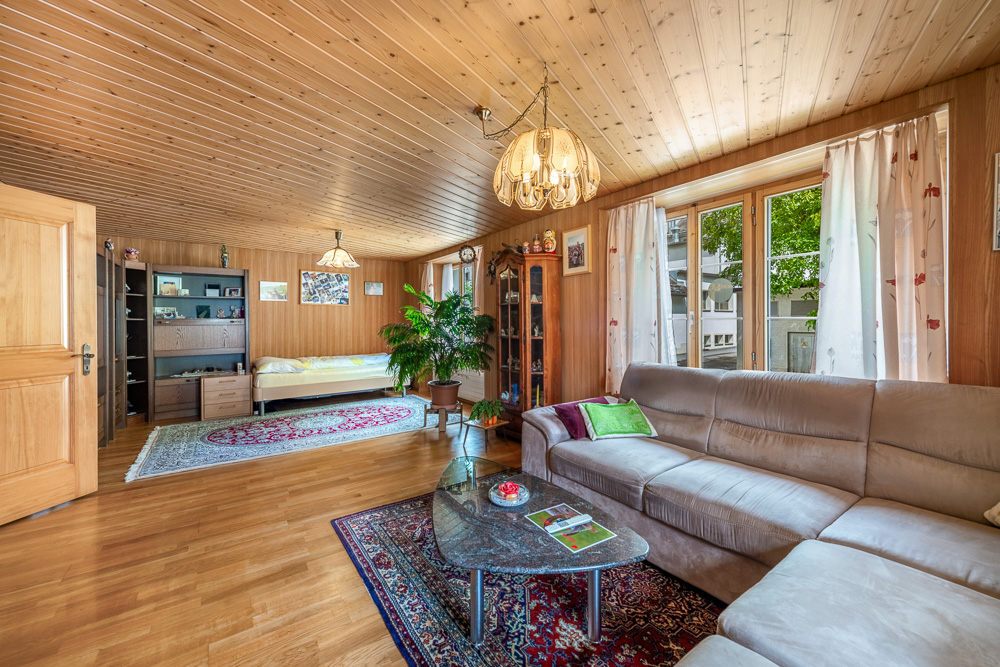 Wohnzimmer mit Holzvertäfelung