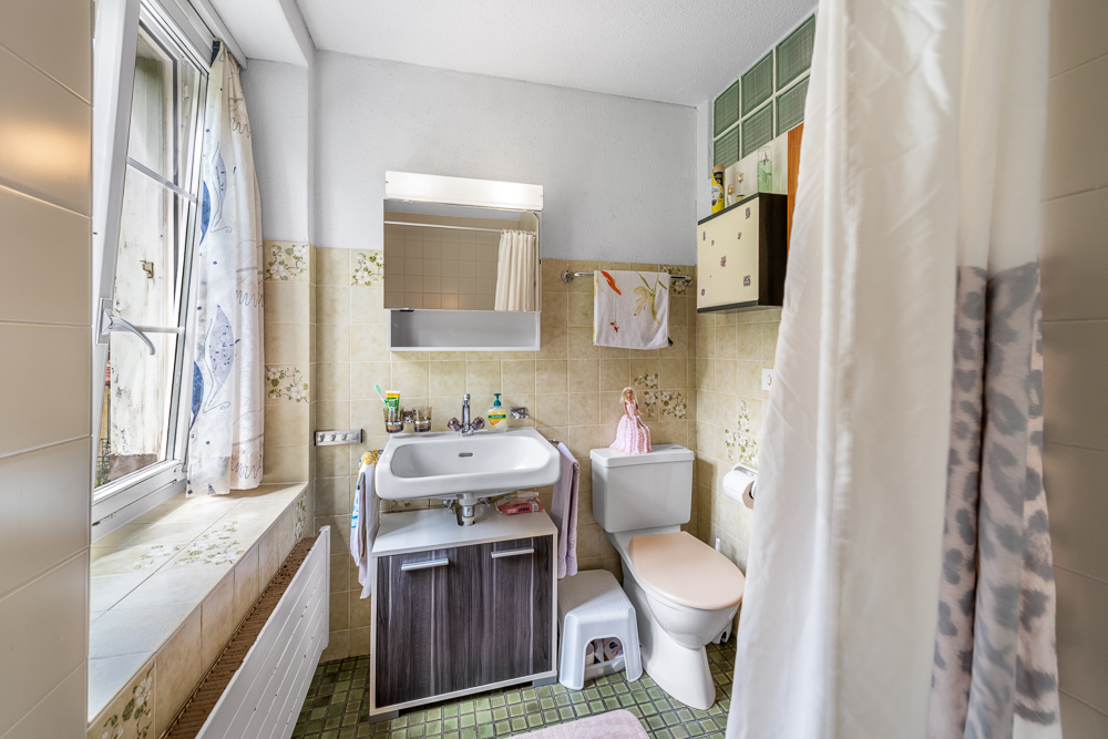 Kleines Badezimmer mit Fenster und WC