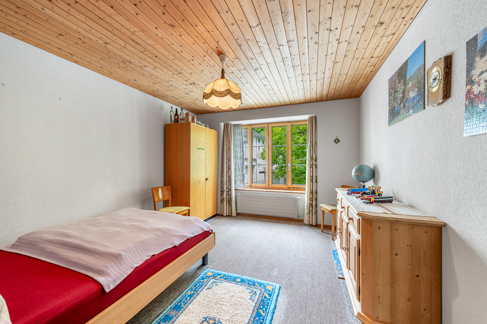 Helles Schlafzimmer mit Holzdecke