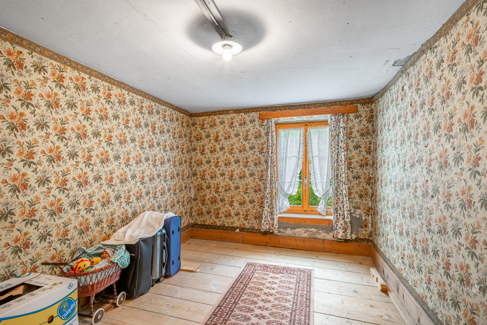 Altes Schlafzimmer mit Blumenmustertapete
