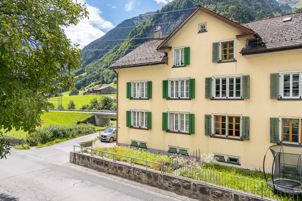 Alpenhaus mit grünen Fensterläden