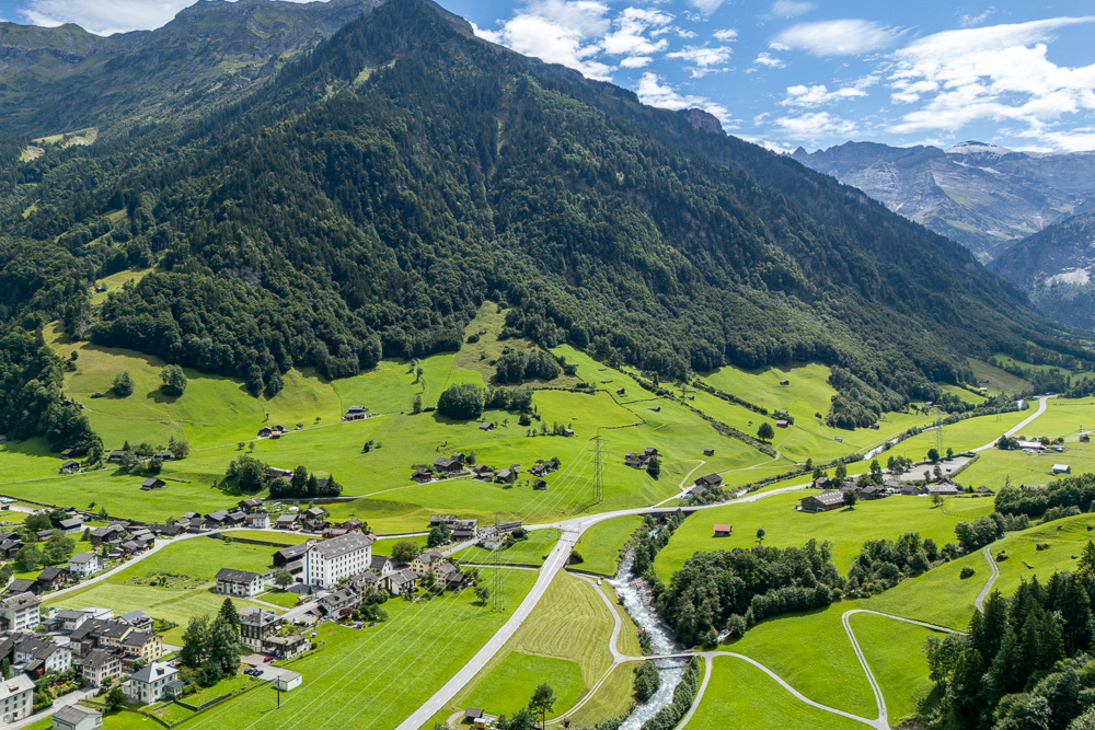 Alpenlandschaft mit Talort und Fluss