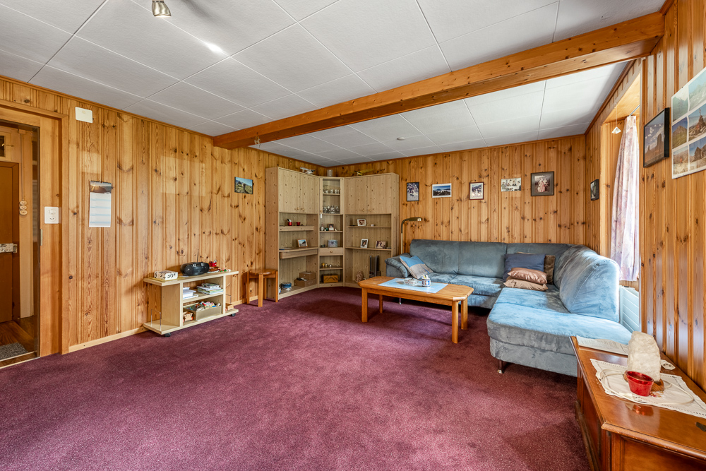 Gemütliches Wohnzimmer mit Holzvertäfelung