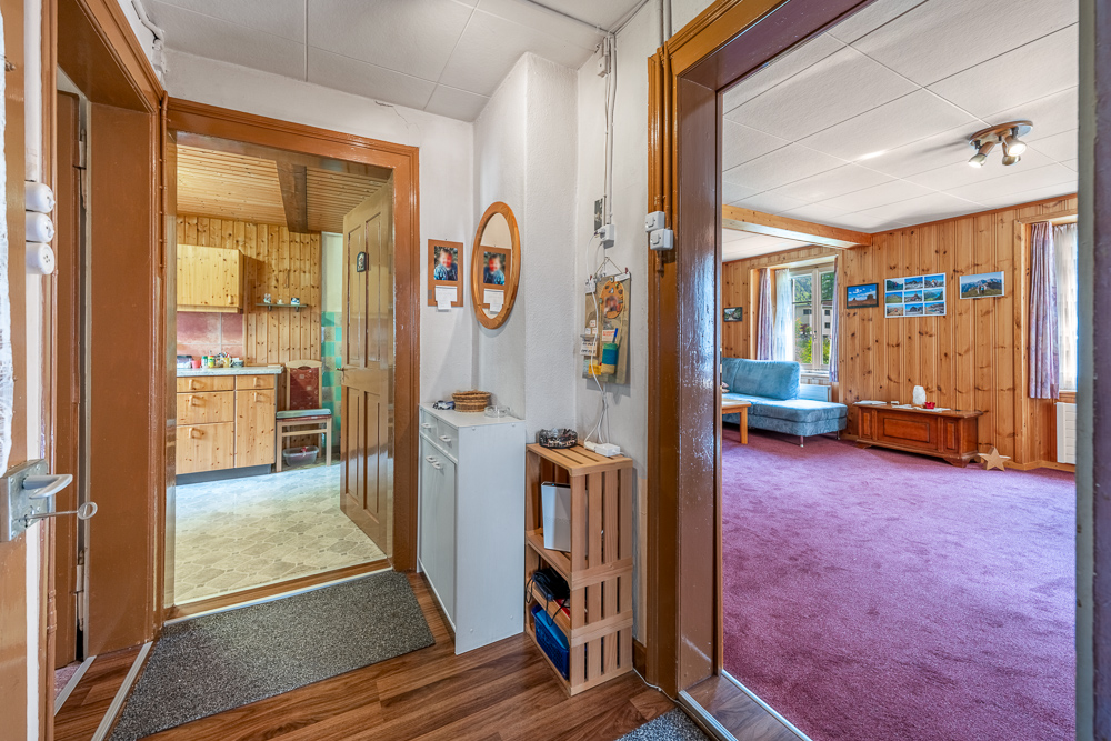 Flur mit Blick in Küche und Wohnzimmer