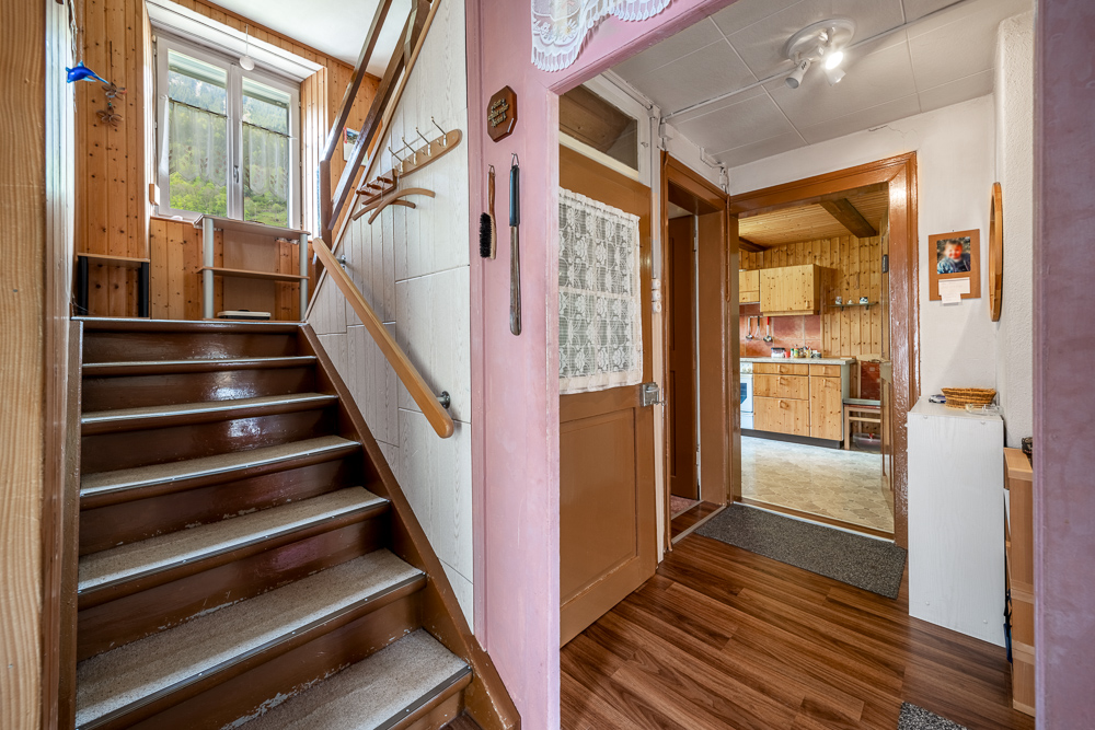 Treppenhaus mit Blick in den Flur zur Küche