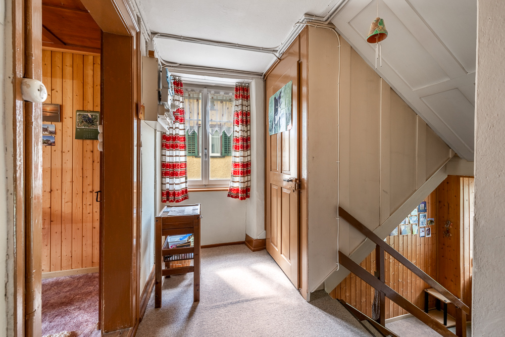 Dachgeschossflur mit Treppe und Fenster