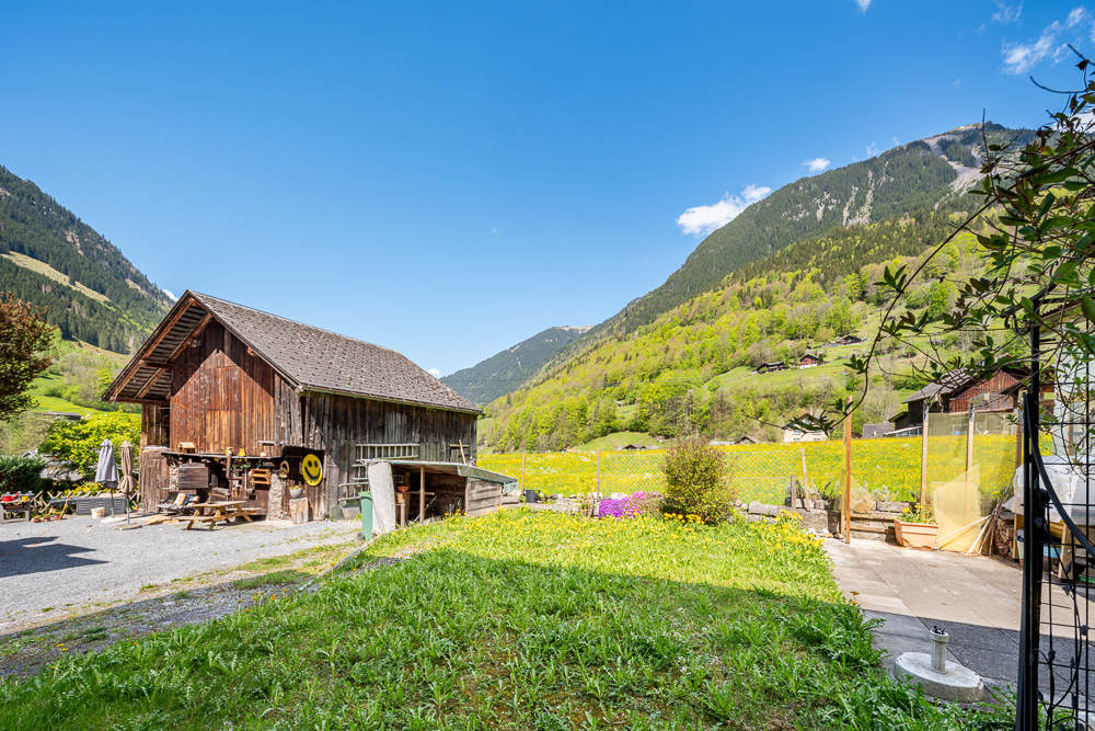 Alpines Gehöft mit Scheune und Bergtal