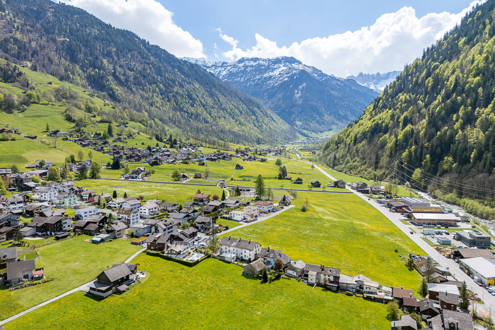 Alpines Tal mit Bergdorf