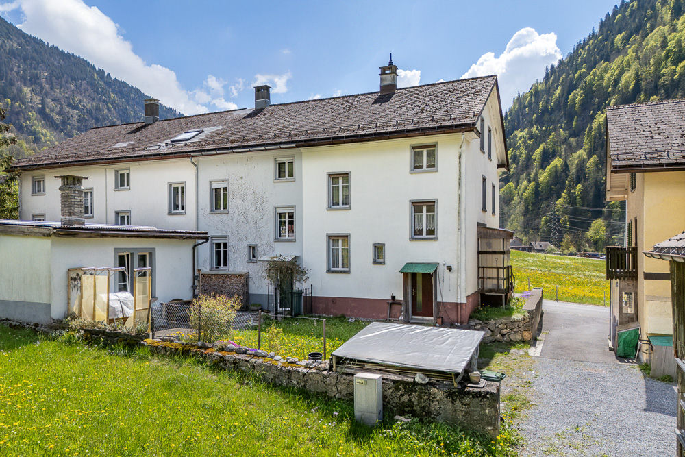 Alpenhaus mit Garten und Bergkulisse
