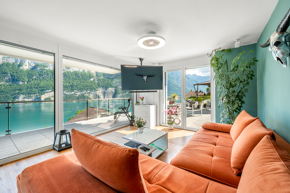 Wohnzimmer mit Seeblick und Terrasse